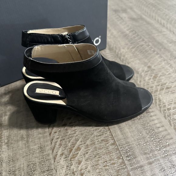 Ecco Women’s Heels Size 9-9.5 Black Suede - Picture 2 of 6